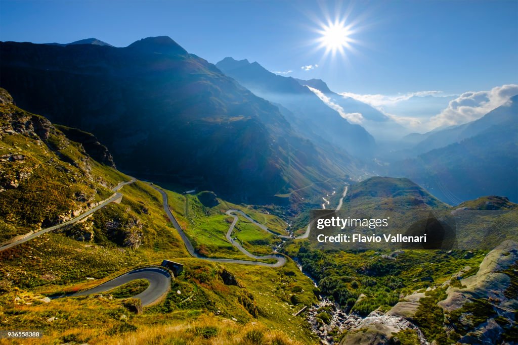 Alta Valle dell'Orco con la strada tortuosa che sale verso il passo nivolet. Parco Nazionale del Gran Paradiso, Piemonte, Italia