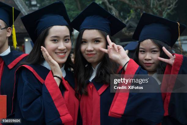 stolz auf high-school-absolventen von hanoi - vietnamesischer abstammung stock-fotos und bilder