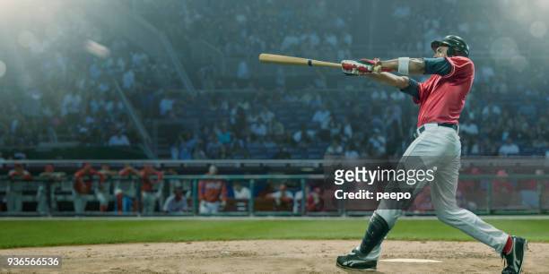 giocatore di baseball professionista colpisce palla a metà swing durante la partita - colpire foto e immagini stock