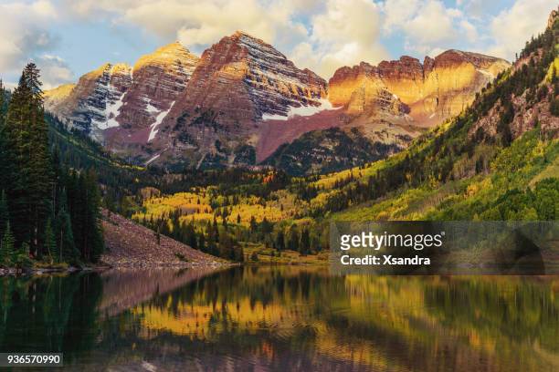 maroon bells and lake at sunrise, colorado, stati uniti - parco nazionale foto e immagini stock