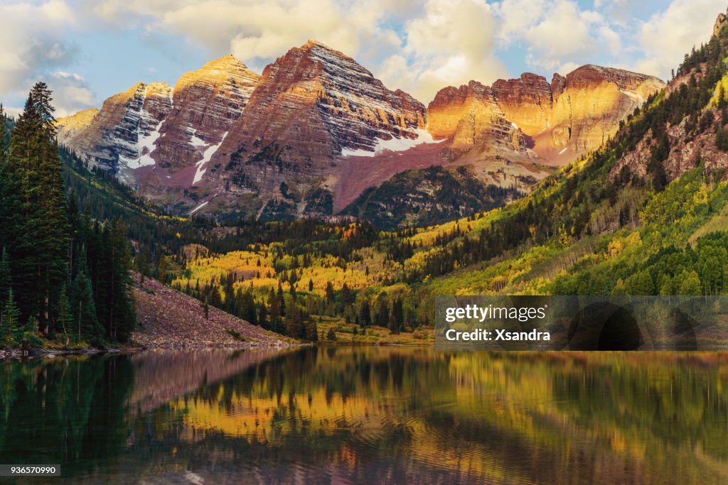 Maroon Bells och sjön vid soluppgången, Colorado, USA