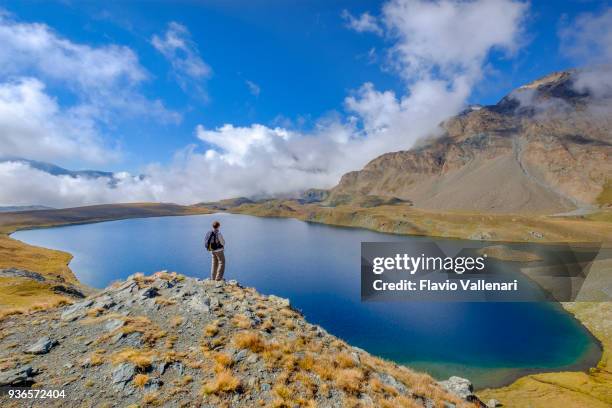 bergsee auf dem fußweg, die ausgehend von der nivolet-pass (italienisch: colle del nivolet), ein gebirgspass befindet sich im nationalpark gran paradiso. valle d ' aosta, italien - parco nazionale del gran paradiso stock-fotos und bilder