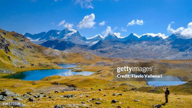 fjällsjöar på stigen från nivolet passet (italienska: colle del nivolet), ett bergspass som ligger i nationalparken gran paradiso. valle d'aosta, italien - parco nazionale del gran paradiso bildbanksfoton och bilder