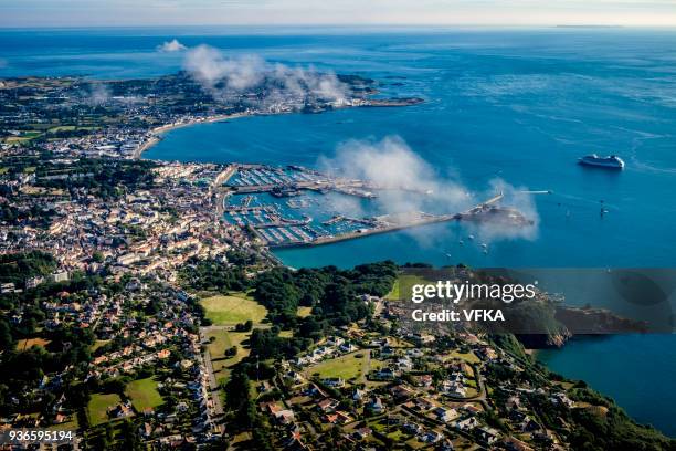 vista aérea de st peter port, capital de guernsey, channel islands, crucero fondeado - islas de gran bretaña fotografías e imágenes de stock