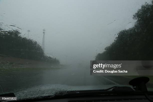 driving through torrential downpour - ponto de vista de motorista imagens e fotografias de stock