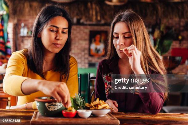 heerlijk! - nachos stockfoto's en -beelden