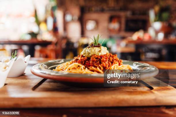 spaghetti bolognese - italiener stock-fotos und bilder