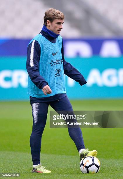Antoine Griezmann warms up during a France football team training session before the friendly match against Colombia on March 22, 2018 in Paris,...