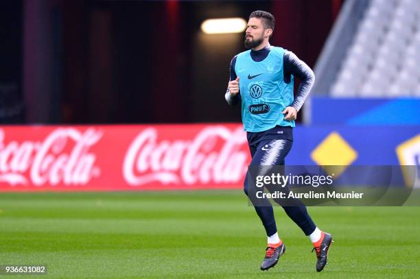 Olivier Giroud warms up during a France football team training session before the friendly match against Colombia on March 22, 2018 in Paris, France.