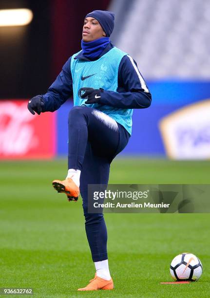 Anthony Martial warms up during a France football team training session before the friendly match against Colombia on March 22, 2018 in Paris, France.