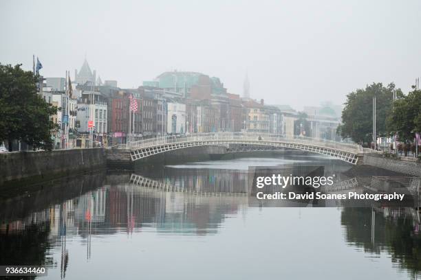 ha'penny bridge, dublin city, ireland - ha'penny bridge stock pictures, royalty-free photos & images