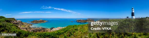 panorama-bild der corblets beach, fort corblets und quesnard leuchtturm, alderney, guernsey, channel islands - guernsey stock-fotos und bilder