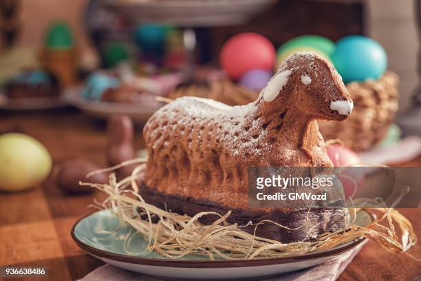 pastel de cordero conejo pascua caseros - lamb fotografías e imágenes de stock