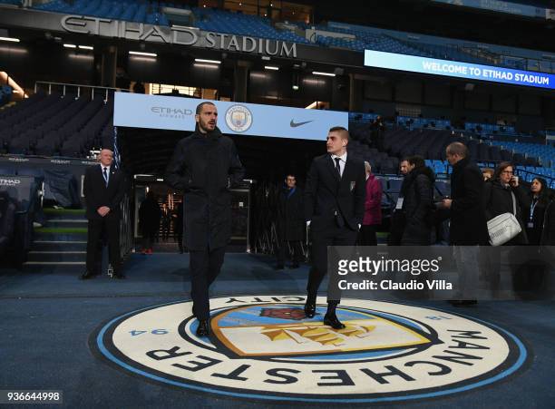 Leonardo Bonucci and Marco Verratti of Italy chat during Italy walk around at Etihad Stadium on March 22, 2018 in Manchester, England.
