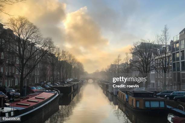 foggy canal - roevin stockfoto's en -beelden