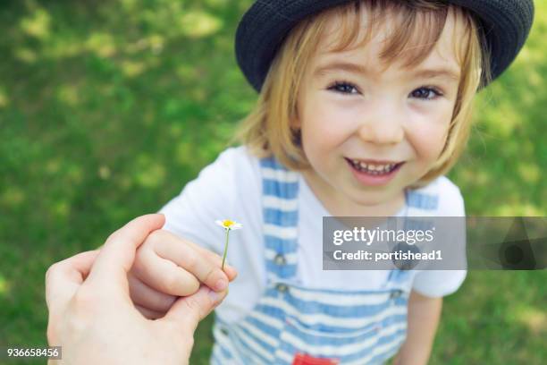 kleiner junge mutter blumen verleihen - woman giving flowers stock-fotos und bilder