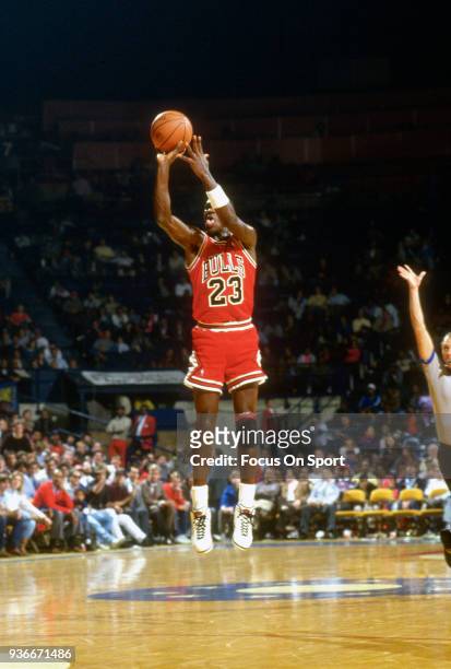 Michael Jordan of the Chicago Bulls shoots against the Washington Bullets during an NBA basketball game circa 1986 at the Capital Centre in Landover,...