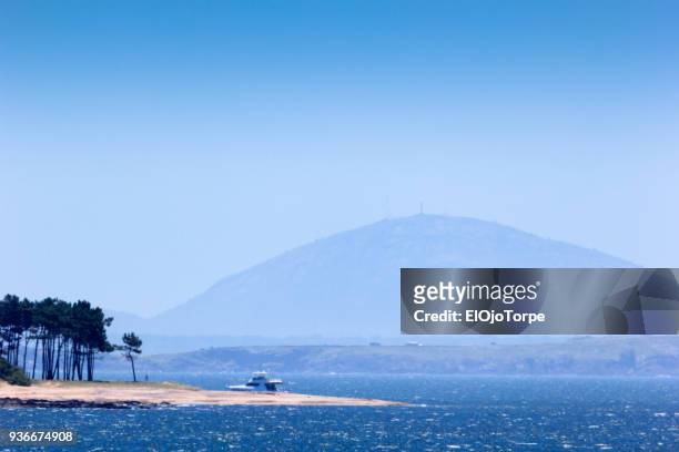 view of gorriti island and pan de azucar hill from punta del este harbor, uruguay - azucar bildbanksfoton och bilder