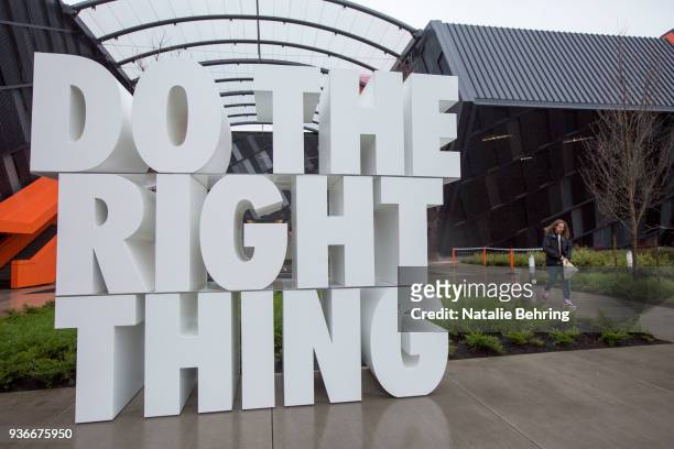 Aumentar aplausos Comprensión 143 fotos e imágenes de Nike World Headquarters - Getty Images