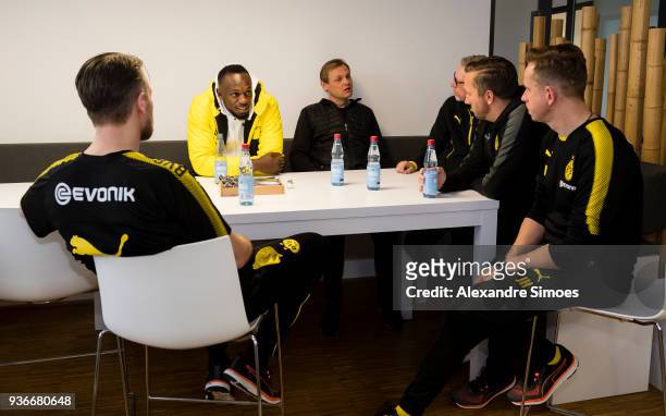 Usain Bolt trains with the team of Borussia Dortmund together with Bjoern Guden , Manager Peter Stoeger , assistant coach Manfred Schmid , assistant...