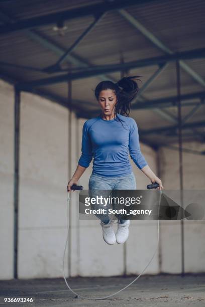 vältränad ung kvinna med hopprep - jump rope bildbanksfoton och bilder