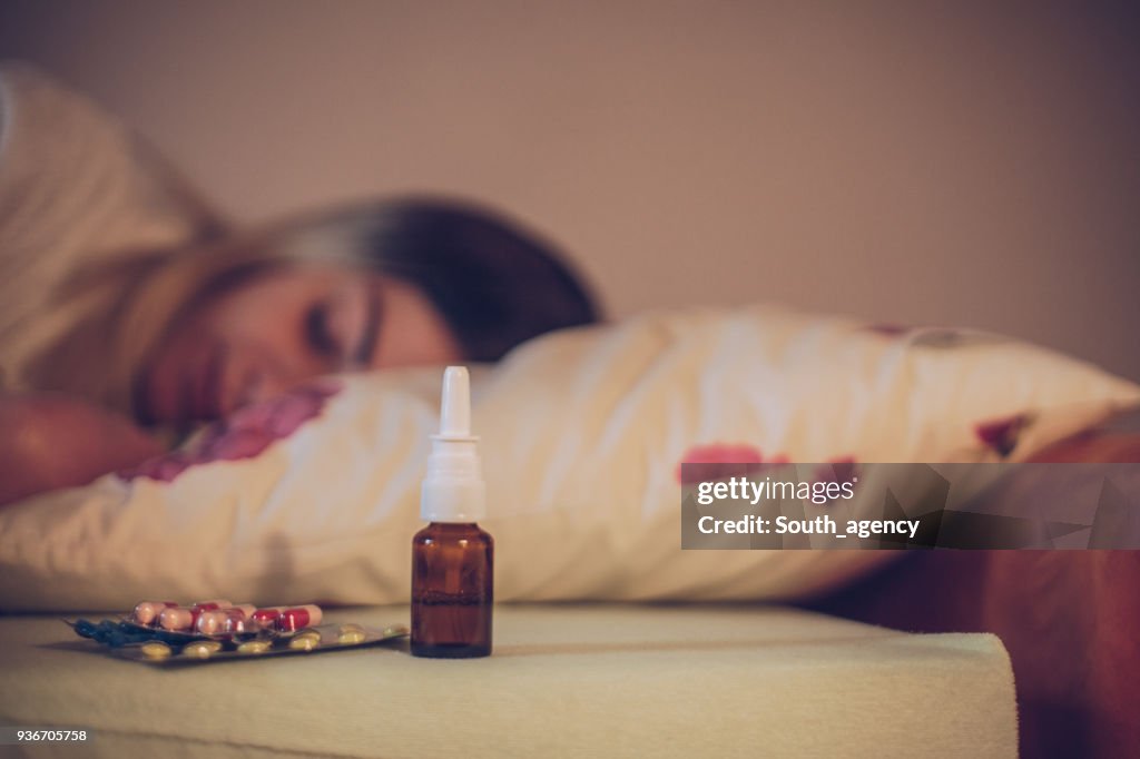 Donna malata che riposa a letto