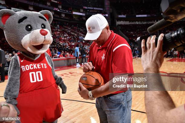 Former Houston Astro Roger Clemens signs an autograph before the game between the LA Clippers and the Houston Rockets on March 15, 2018 at the Toyota...