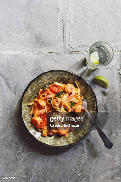 linguine con salsa de tomate y gambas - tagliatelle fotografías e imágenes de stock