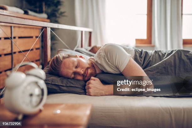 je bent laat weer - man sleeping on bed stockfoto's en -beelden