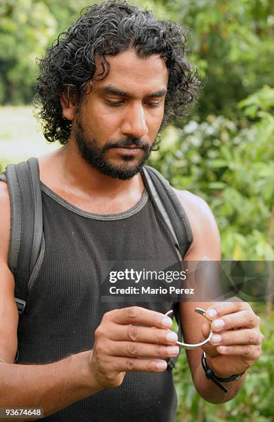 The Economist" - Locke's hostage may be the key to getting off the island, so Sayid and Kate go in search of their fellow castaway in an attempt to...