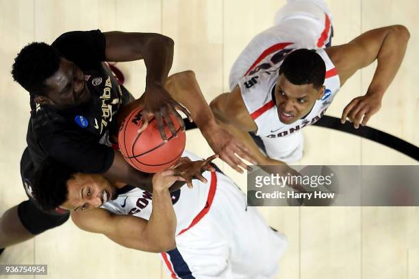 Mfiondu Kabengele of the Florida State Seminoles battles for the ball against Johnathan Williams of the Gonzaga Bulldogs in the 2018 NCAA Men's...