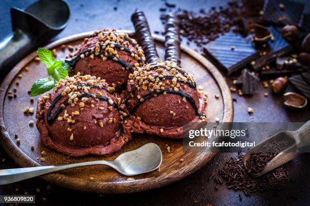 chocolade-ijs stilleven - chocoladeijs stockfoto's en -beelden