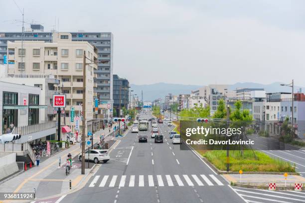 leven moment gojo dori, hoofdstraat leidt tot kyoto research park op links in kyoto, japan - lypsekyo16 stockfoto's en -beelden