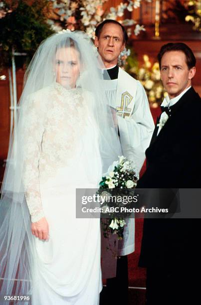 Maddie Hayes Got Married" - 3/1/88 Cybill Shepherd, Bruce French, Dennis Dugan,