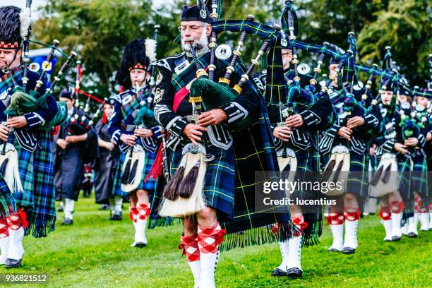 marching scottish pipe band - grampian   scotland imagens e fotografias de stock