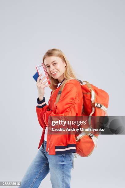 studio portrait of blond woman wearing backpack - andriy onufriyenko stockfoto's en -beelden