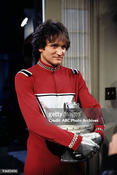 Mork Goes Public" - Season One - 10/19/78, Mork decided to reveal that he was an alien to a tabloid.,