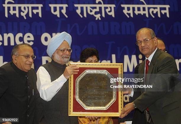 Indian Prime Minister Manmohan Singh present and Award For Excellence to Delhi Metro Rail Chief Sreedharan as Minister of Urban Development Jaipal...