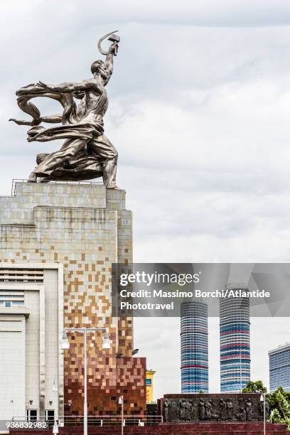 detail of worker and kolkhoz woman sculpture with two skyscrapers on the background - hammer and sickle imagens e fotografias de stock