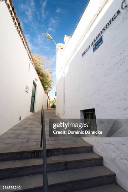 view of "calle la alhóndiga" street at granadilla de abona town, in south of tenerife island (canary islands) - dähncke stock pictures, royalty-free photos & images