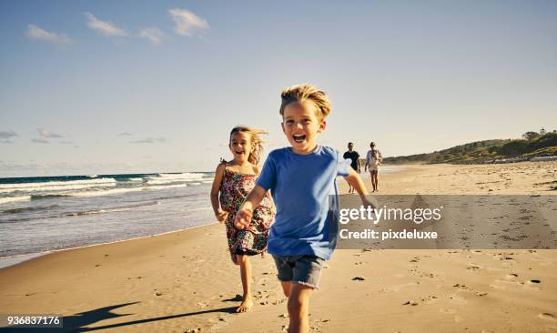 vägen till en dag av skoj - beach bildbanksfoton och bilder