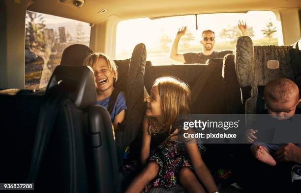 es wird spaß machen spaß! - happy family in car stock-fotos und bilder