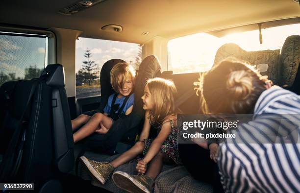 atado con seguridad para su viaje - australian family car fotografías e imágenes de stock