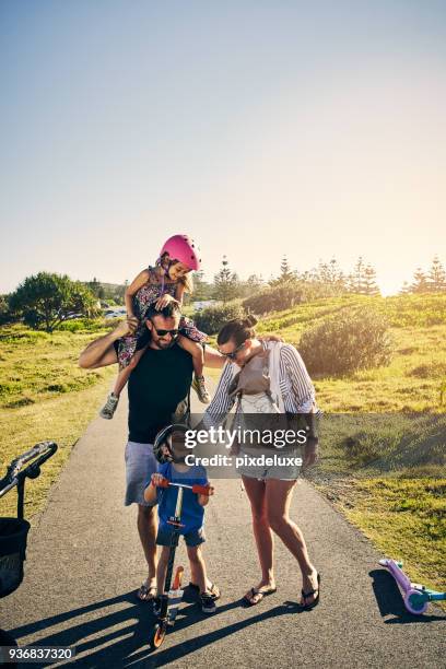 les permiten disfrutar su infancia - holiday scooter fotografías e imágenes de stock