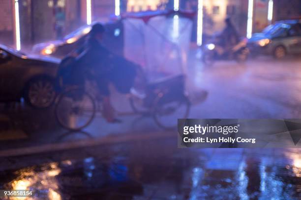 city street in the rain at night - lyn holly coorg stock pictures, royalty-free photos & images