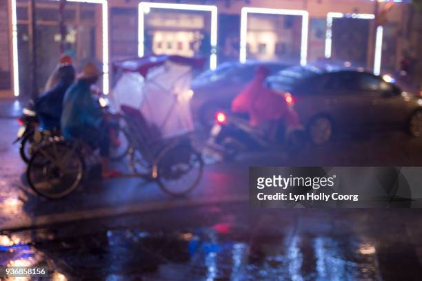 city street in the rain at night - lyn holly coorg stock-fotos und bilder