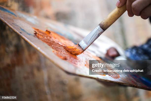 close up of male painter using brush and painting. - lienzo de artista fotografías e imágenes de stock