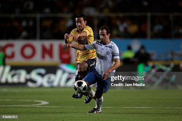 Monarcas Morelias' Luis Gabriel Rey vies for the ball with Cruz Azul Gerardo Torrado during their semifinals match as part of the 2009 Opening...