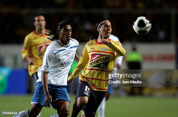 Cruz Azul Joel Huiqui vies for the ball with Monarcas Morelias' Hugo Droguett during their semifinals match as part of the 2009 Opening tournament in...