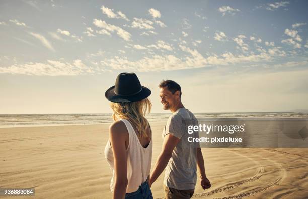 ga waar je glimlach op gang komt - beach couple stockfoto's en -beelden